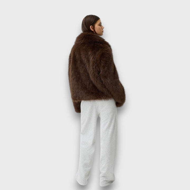 Illia – Short Faux Fur with Oversized Collar
