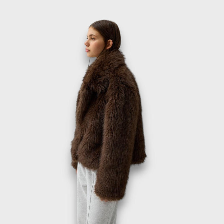 Illia – Short Faux Fur with Oversized Collar