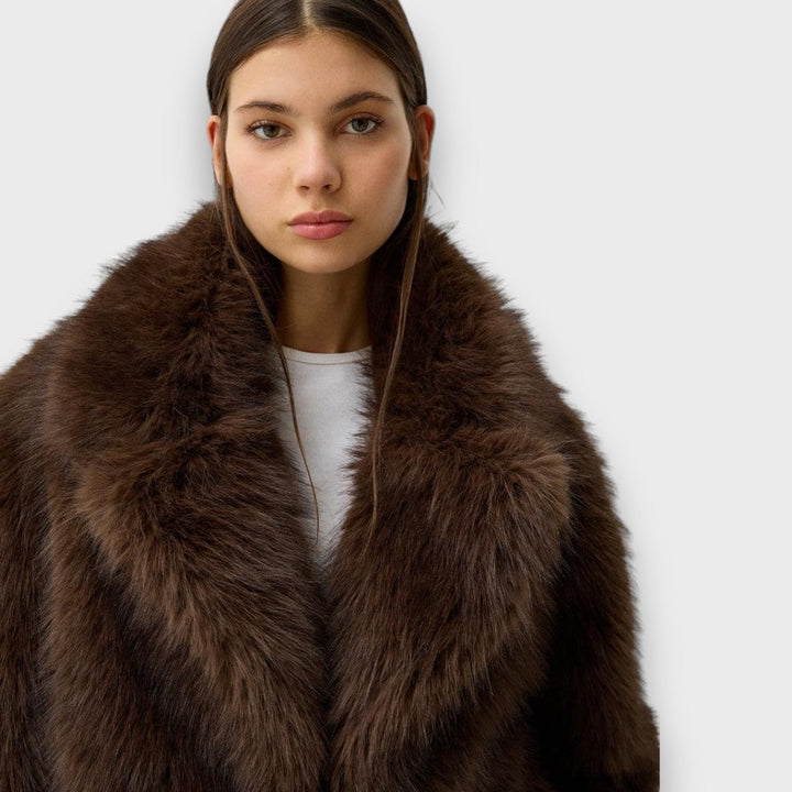 Illia – Short Faux Fur with Oversized Collar
