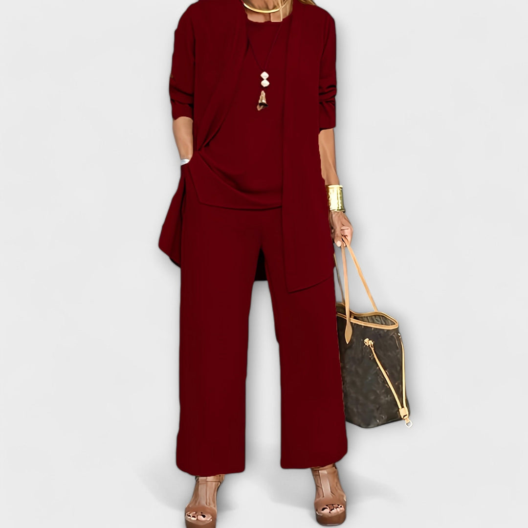 Lora – Three-Piece Set Look with Soft Cardigan