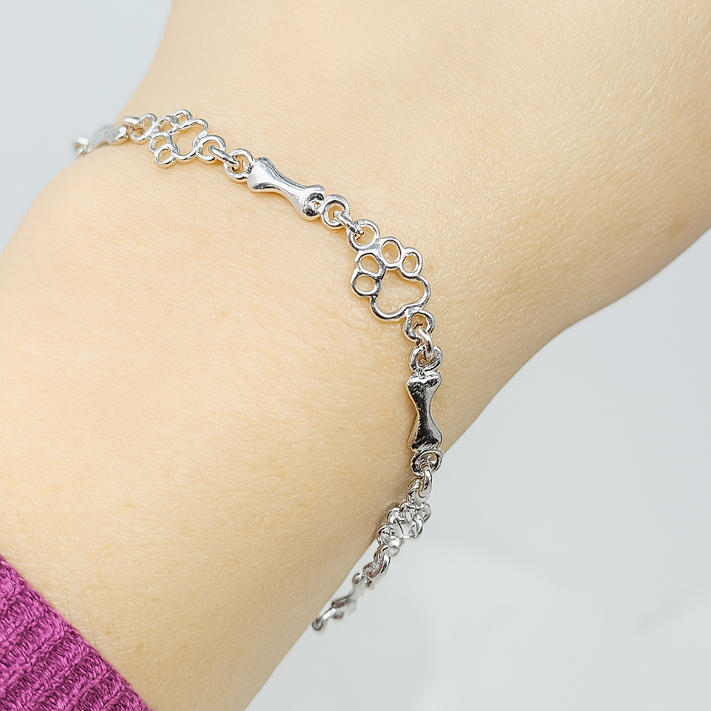 Solana – Paw and Bone Chain Bracelet with Quiet Charm