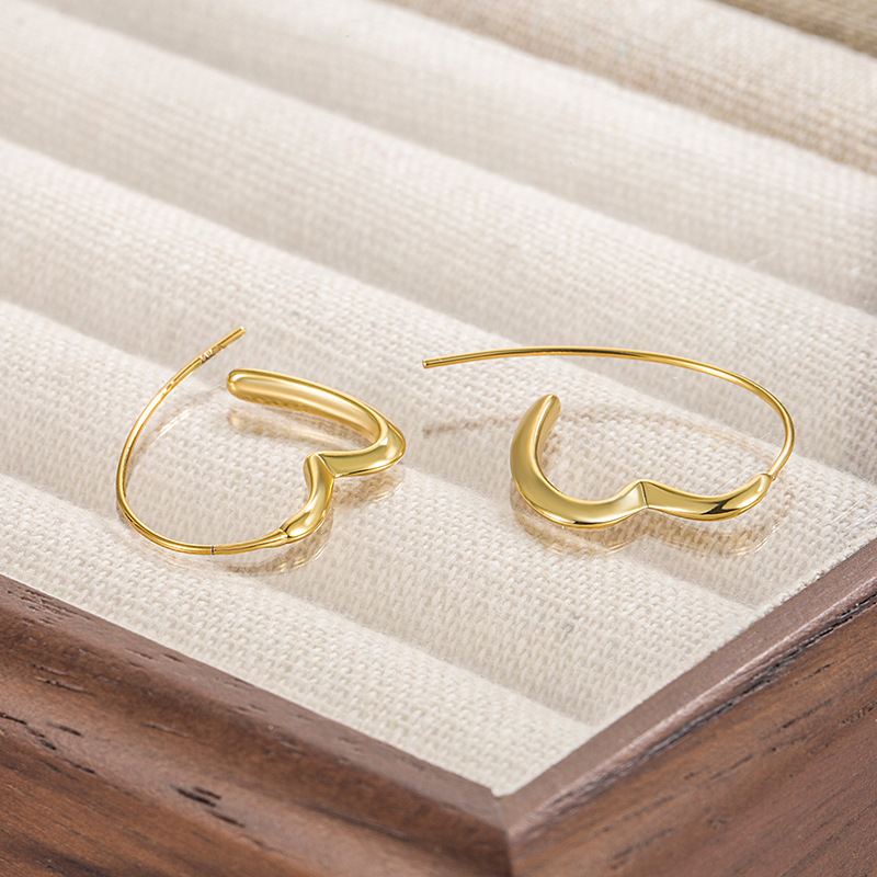 Valenne – Open Heart Thread Earrings with Modern Grace