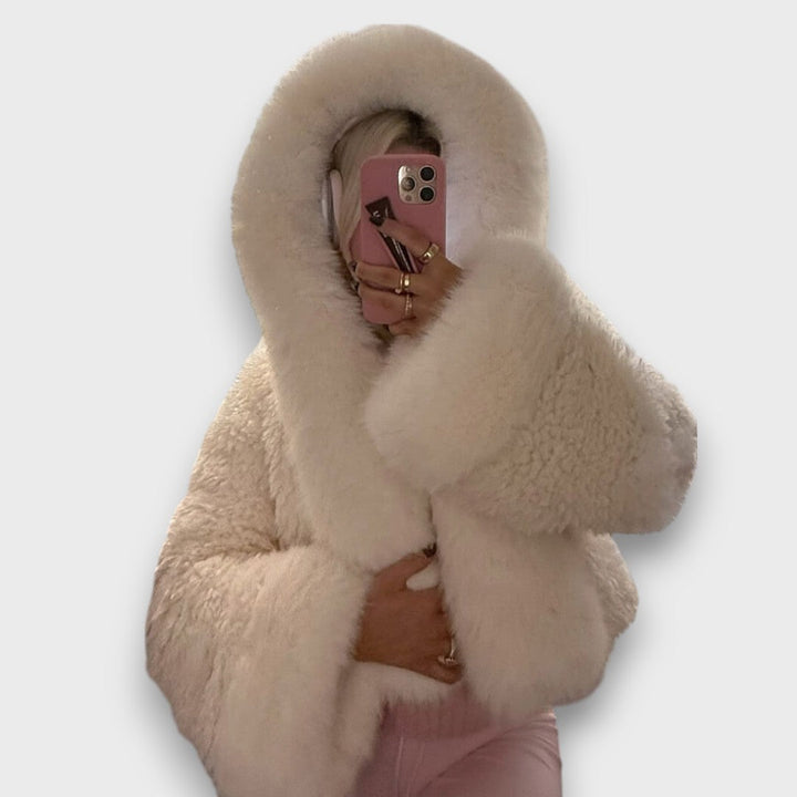 Noeline – Short Jacket Made of Faux Fur with Hood