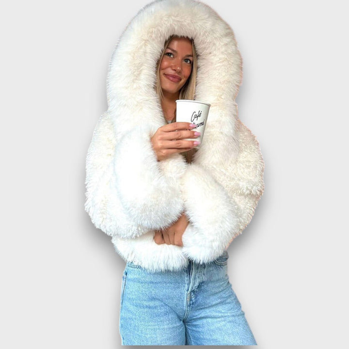 Noeline – Short Jacket Made of Faux Fur with Hood